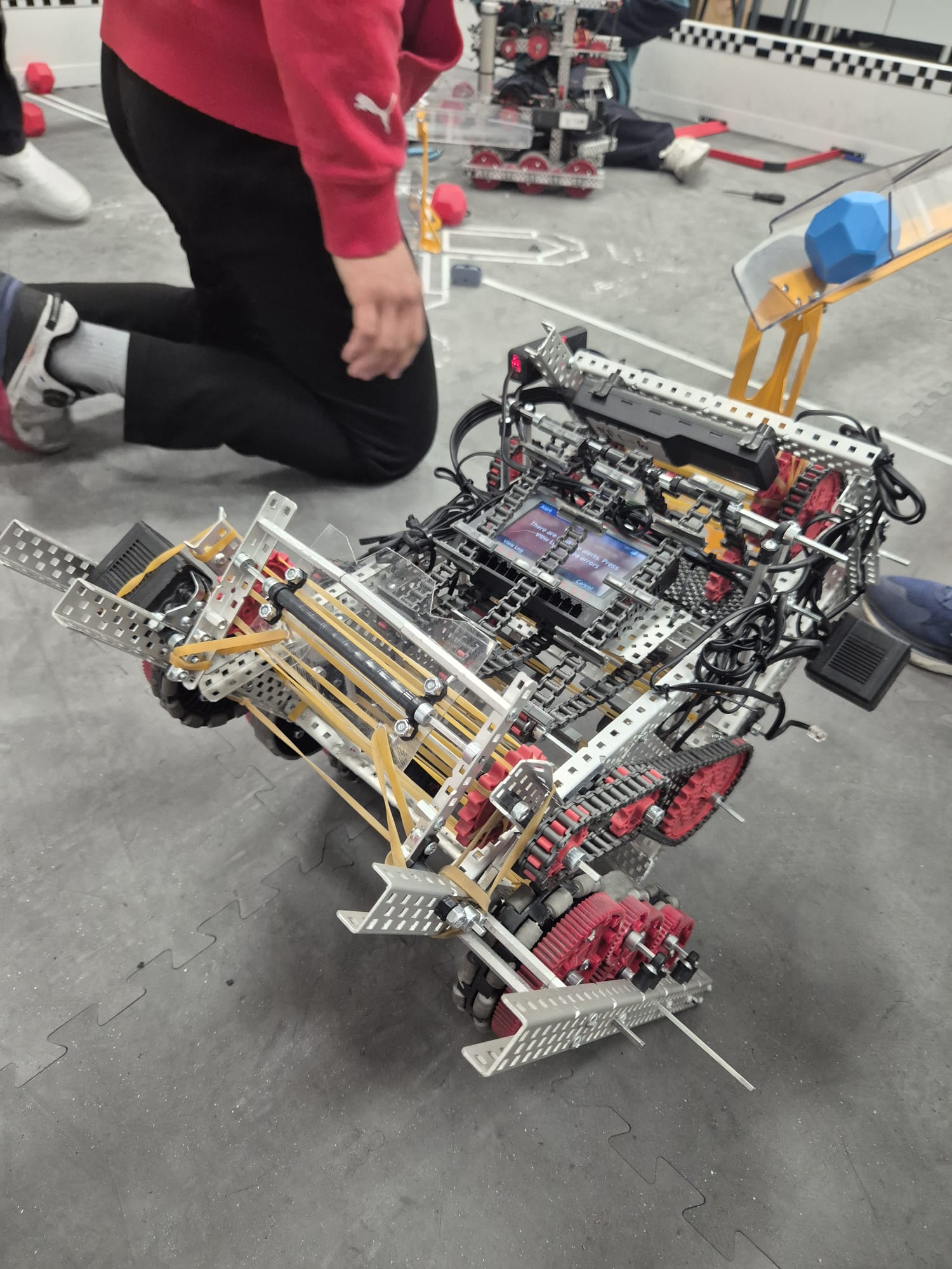 Tekere kalkan VEX robotu